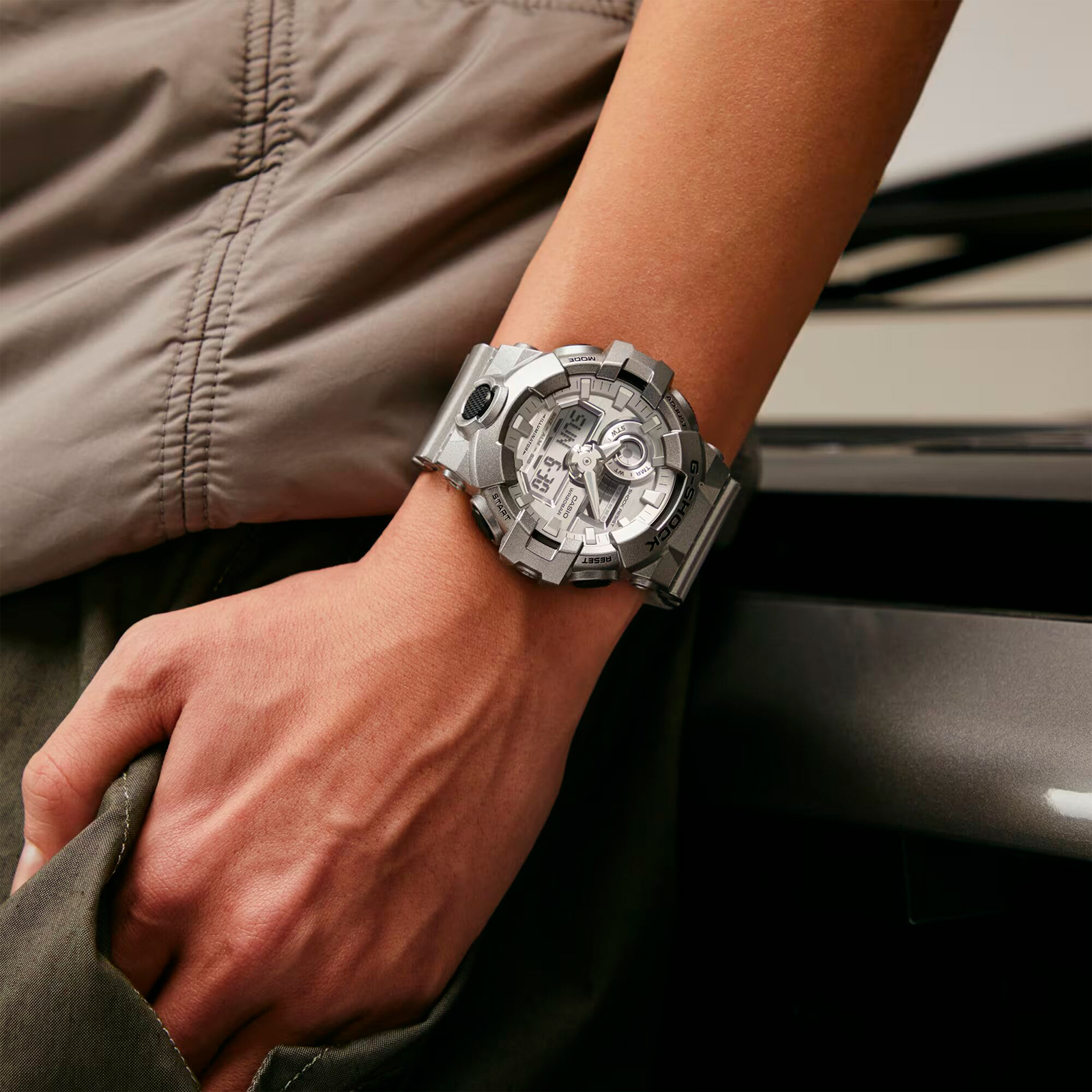 Reloj G-SHOCK GA-700FF-8ADR Resina Hombre Plateado